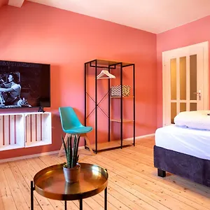  Apartment With Private Parking Lot